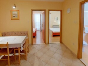 2 bedrooms, iron/ironing board, Internet, bed sheets - Apartments Ivica, (7890), Makarska, hr (Makarska)
