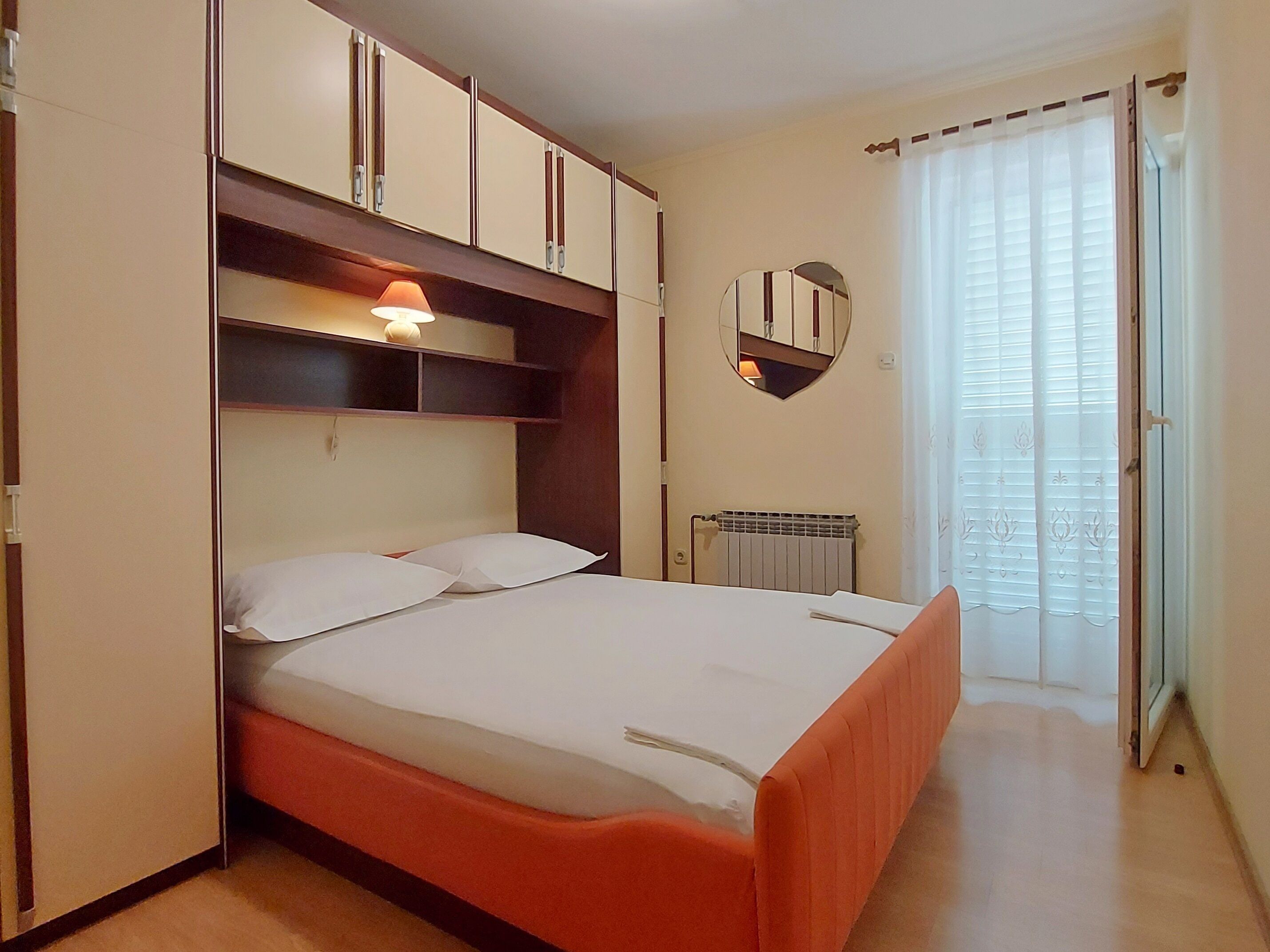 2 dormitorios, tabla de planchar con plancha, Internet y ropa de cama