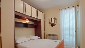 2 bedrooms, iron/ironing board, internet, bed sheets - Apartments Ivica, (7890), Makarska, hr (Makarska)