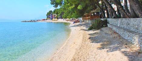 Una spiaggia nelle vicinanze