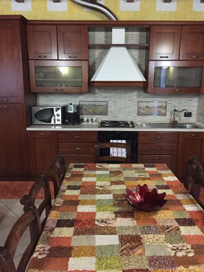 Microwave, coffee/tea maker, cookware/dishes/utensils - Holiday home Romania  (Boroaia)