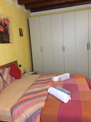 3 bedrooms, iron/ironing board, internet, bed sheets - Holiday home Romania  (Boroaia)