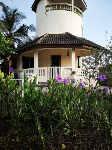 RestAwhile A charming Roundhouse with own garden near the beach