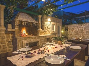 Outdoor dining - Apartments Krešimir, (11396), Bol, hr (Bol)