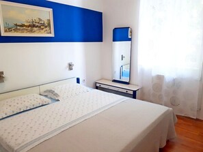 1 bedroom, iron/ironing board, Internet, bed sheets - Apartments Vesela, (3003), Petrcane, hr (Petrcane)
