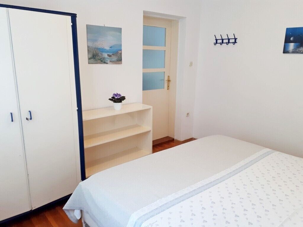 1 bedroom, iron/ironing board, internet, bed sheets