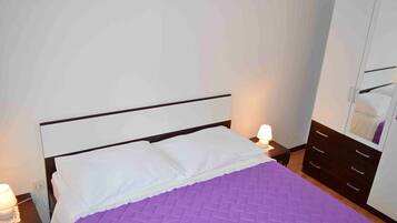 2 bedrooms, iron/ironing board, internet, bed sheets