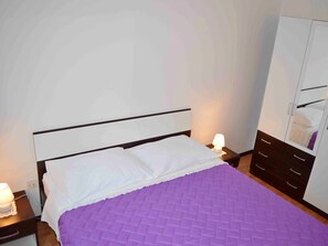 2 عدّة غرف نوم ومكواة/لوح كي وخدمة الإنترنت وملاءات أسرّة