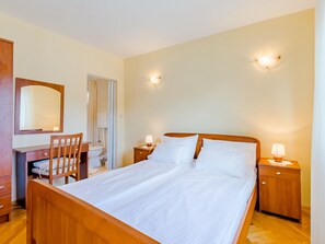 2 bedrooms, internet, bed sheets