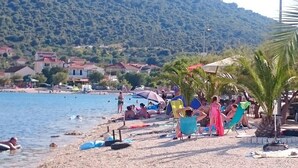 Beach - Holiday home Dinko, (14520), Vinišce, hr (Vinišce)