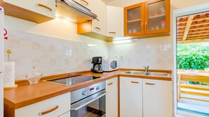 Private kitchen - Holiday home Dinko, (14520), Vinišce, hr (Vinišce)