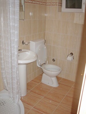 Shower - Apartments Mladen, (8523), Omiš, hr (Omiš)