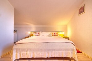 1 bedroom, Internet, bed sheets - Apartments and rooms Petrica, (13278), Njivice, hr (Njivice)