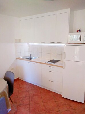 Fridge, microwave, dishwasher, cookware/dishes/utensils - Apartments Predrag, (15640), Fažana, hr (Fažana)