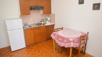 Réfrigérateur, batterie de cuisine, vaisselle et ustensiles