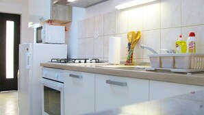 Fridge, microwave, cookware/dishes/utensils - Apartment Marina, (15621), Tribunj, hr (Tribunj)