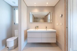 Douche, séchoir à cheveux, serviettes fournies