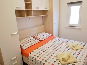 2 عدّة غرف نوم وخدمة الإنترنت وملاءات أسرّة