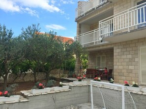 تناول الطعام بالخارج