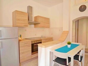 Fridge, oven, toaster, cookware/dishes/utensils