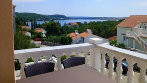Outdoor dining - Apartments Mauro, (15219), Omišalj, hr (Omišalj)