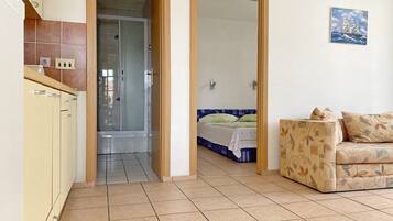 2 bedrooms, internet, bed sheets