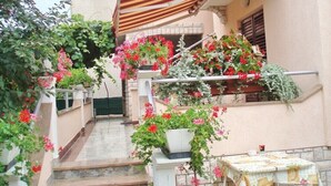Outdoor dining - Apartments Milan, (14483), Fažana, hr (Fažana)