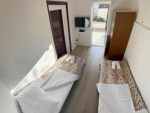 2 bedrooms, iron/ironing board, Internet, bed sheets