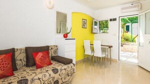 TV - Apartments Krešimir, (10299), Bol, hr (Bol)
