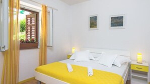 1 bedroom, Internet, bed sheets - Apartments Krešimir, (10299), Bol, hr (Bol)