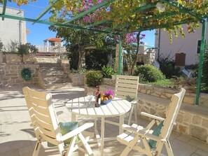 Outdoor dining - Apartments Krešimir, (10299), Bol, hr (Bol)