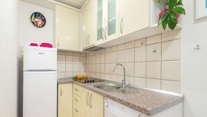 Fridge, oven, cookware/dishes/utensils - Apartments Krešimir, (10299), Bol, hr (Bol)