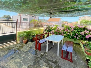 Outdoor dining - Apartments Palmina, (2738), Vis, hr (Vis)