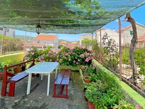 Outdoor dining - Apartments Palmina, (2738), Vis, hr (Vis)