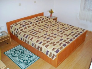 1 quarto, acesso à internet, roupa de cama