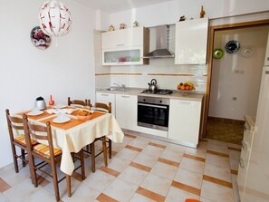 Geladeira, micro-ondas, torradeira