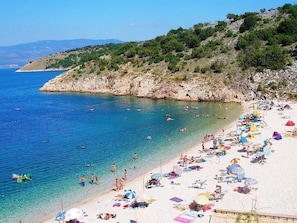 Una spiaggia nelle vicinanze
