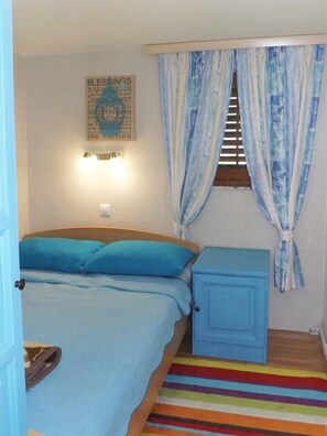 2 bedrooms, internet, bed sheets