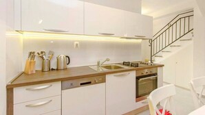 Frigorífic, rentaplats i utensilis de cuina, vaixella i coberteria 