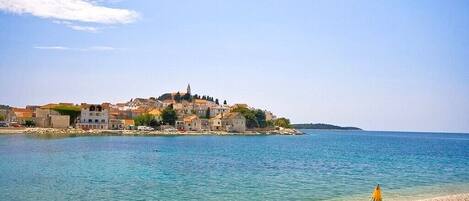 Una spiaggia nelle vicinanze