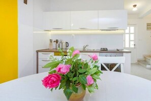 Fridge, oven, dishwasher, cookware/dishes/utensils - Apartment Marija, (13718), Primošten, hr (Primošten)