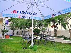 Outdoor dining - Apartments Ivica, (14346), Makarska, hr (Makarska)