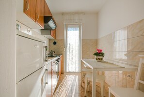 Fridge, cookware/dishes/utensils