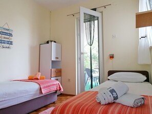 2 slaapkamers, een strijkplank/strijkijzer, internet, beddengoed