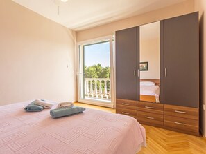 4 bedrooms, internet, bed sheets