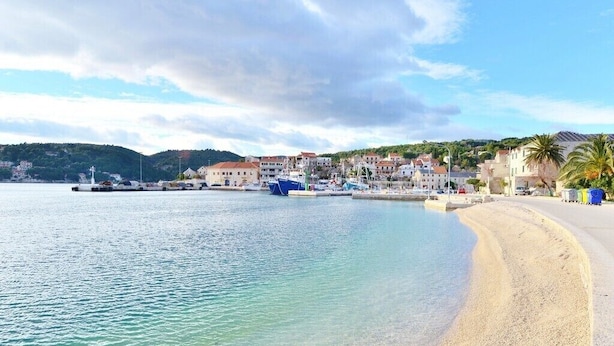 Beach nearby - Apartments Lino, (14535), Sumartin, hr (Sumartin)