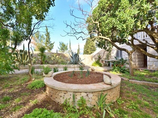 Property grounds - Apartments Lino, (14535), Sumartin, hr (Sumartin)