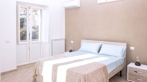 A bedroom with a bed, bedside tables, and a window. - Paola Vico Equense house (Vico Equense)