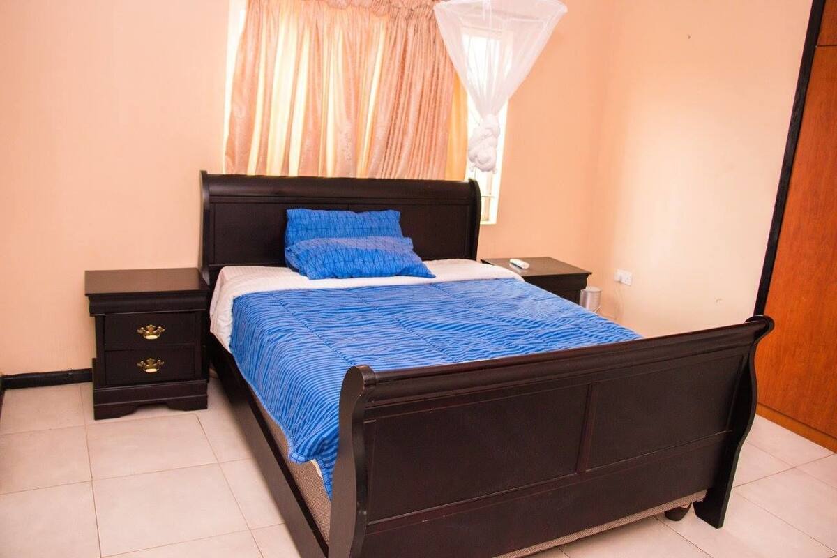 Departamento clásico | Tabla de planchar con plancha, camas extra y ropa de cama