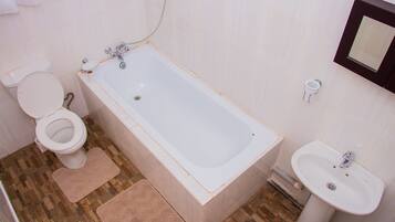 Baignoire relaxante profonde, douche à « effet pluie »